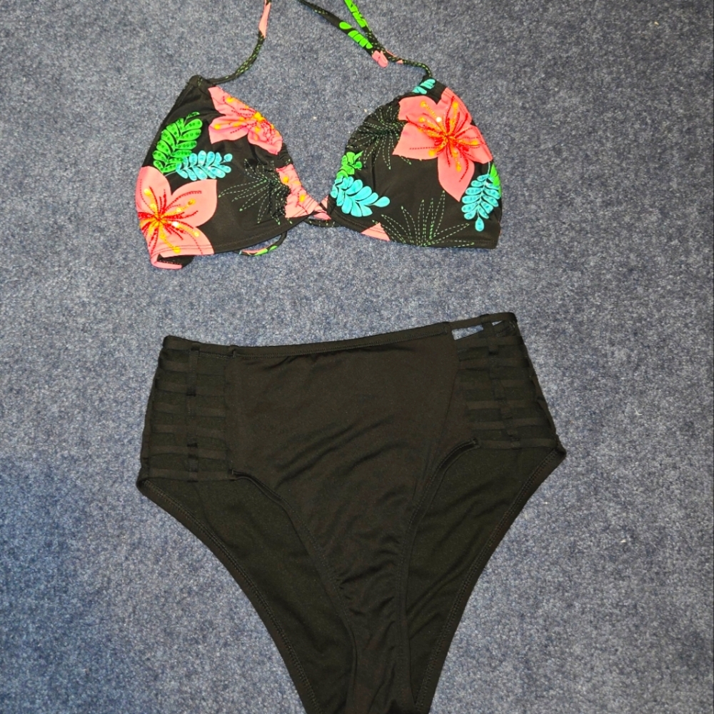 Triangle bikini and high wasited bottom set